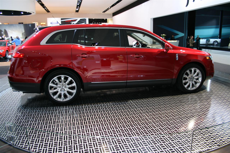 Illustration for article titled 2010 Lincoln MKT: Crossover For The Super-Segmented Masses